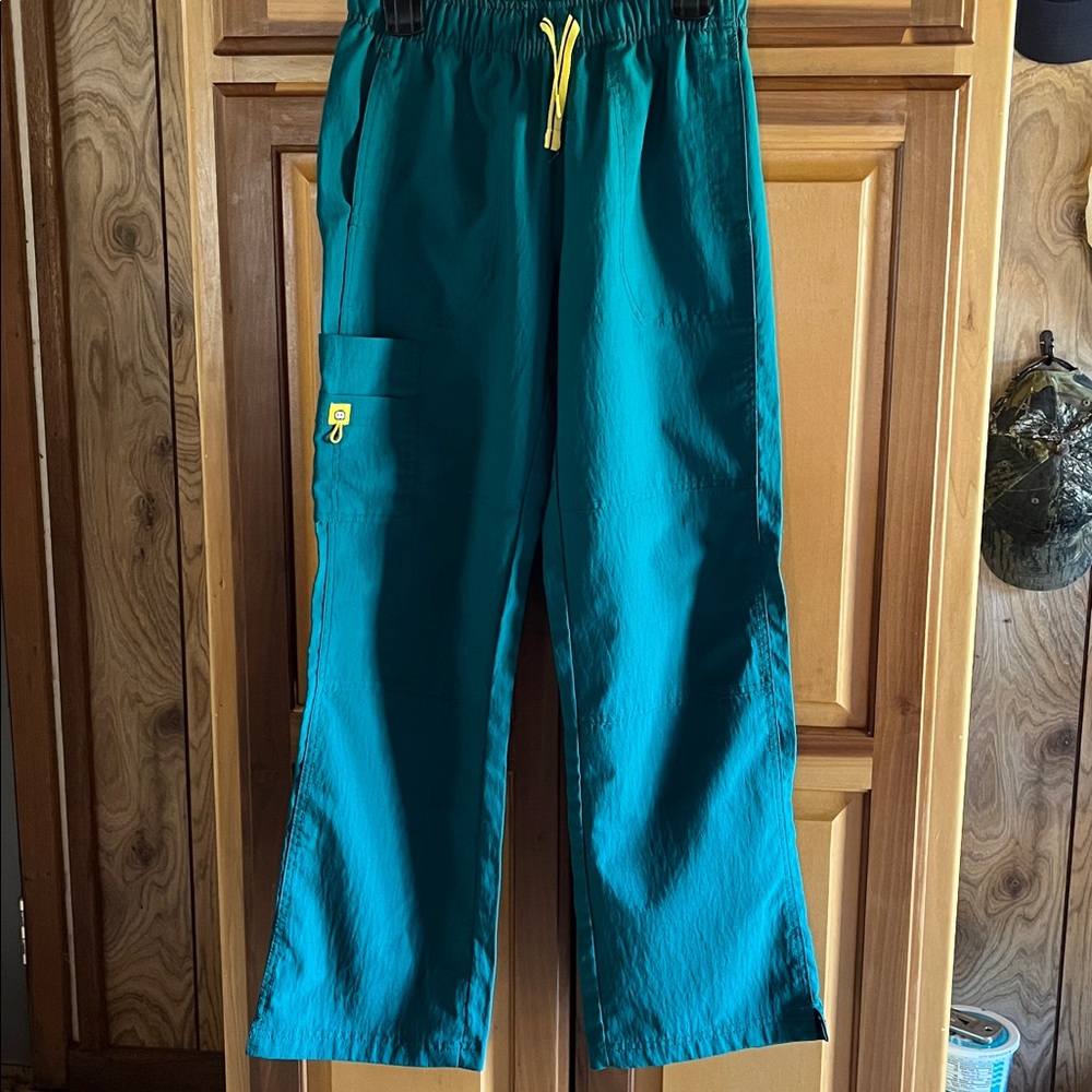 Spread good cheer green scrub pants. Size: small
